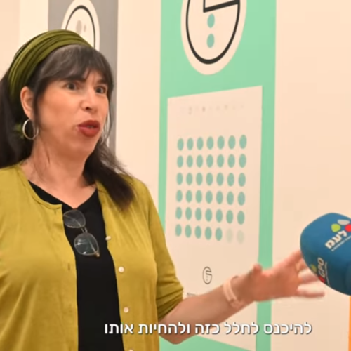בין אומנות לאמונה: צפו בהצצה לתערוכה יוצאת דופן