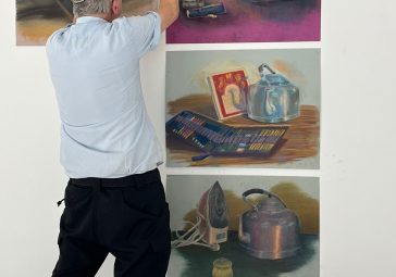 תליית עבודות אחרונות לקראת התערוכה