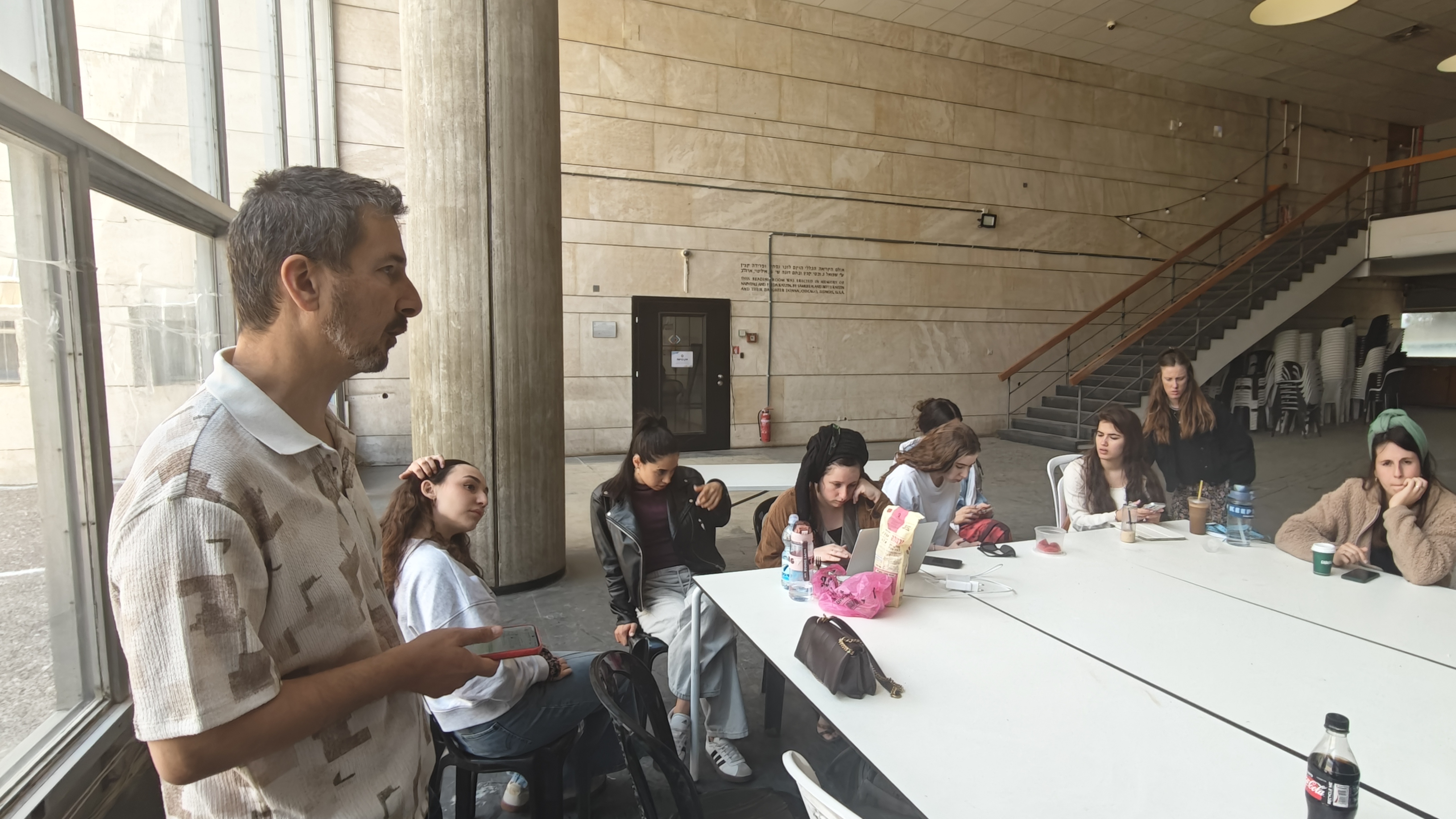 הכנות לתערוכת בוגרות